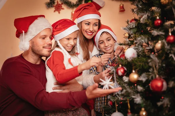 Familia feliz en vacaciones de Navidad — Foto de Stock