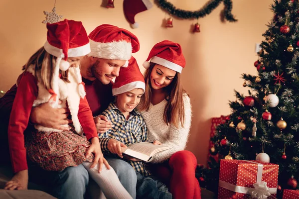 Familia feliz en vacaciones de Navidad —  Fotos de Stock