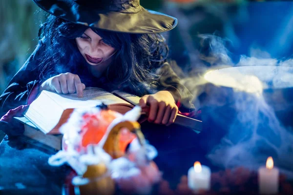 Ведьма готовит волшебное зелье — стоковое фото