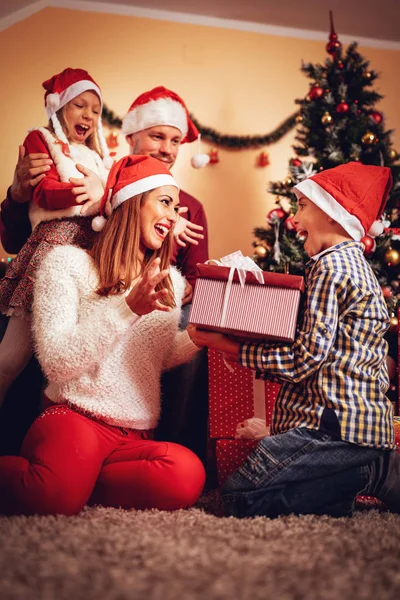 สุขสันต์ครอบครัวในวันหยุดคริสต์มาส — ภาพถ่ายสต็อก