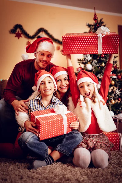 Ευτυχισμένη οικογένεια σε διακοπές Χριστουγέννων — Φωτογραφία Αρχείου