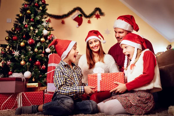 Mutlu aile Noel tatili