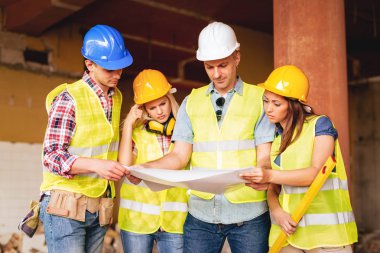 Hasarlı bina planında bakarak mimarlar 