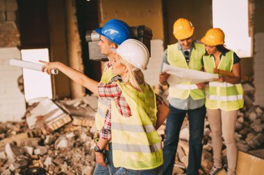 kadın mimar bina nesnesinde işaret 