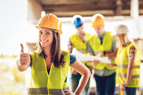 Mujer Arquitecta posando en edificio dañado —  Fotos de Stock