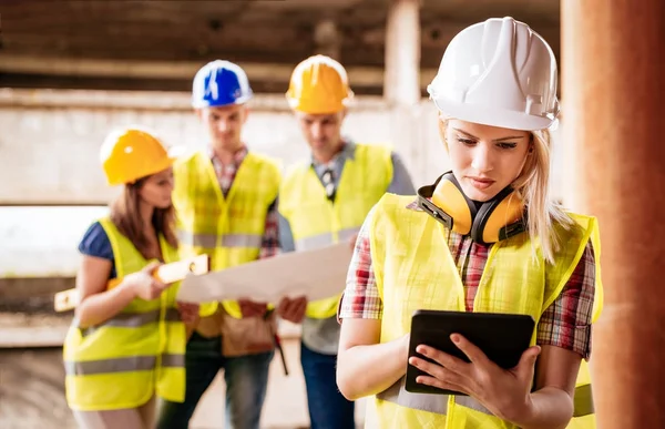 Mujer arquitecto usando portátil en el edificio — Foto de Stock