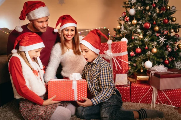 Familia feliz compartiendo regalos el uno al otro —  Fotos de Stock