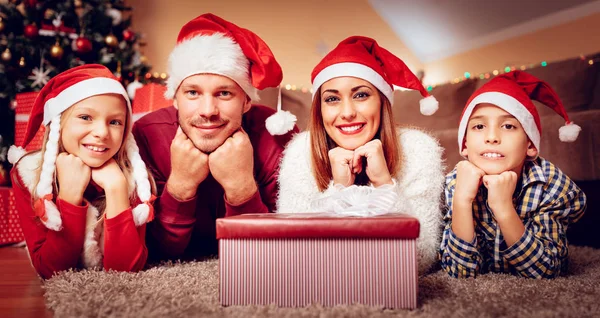 Opleggen van tapijt in Kerstmis en gelukkige familie — Stockfoto