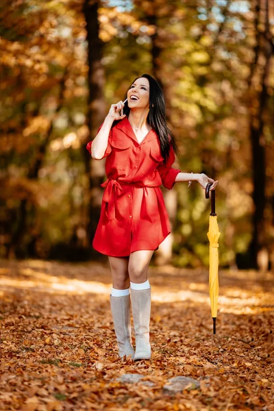 Kvinna med paraply promenader i parken — Stockfoto