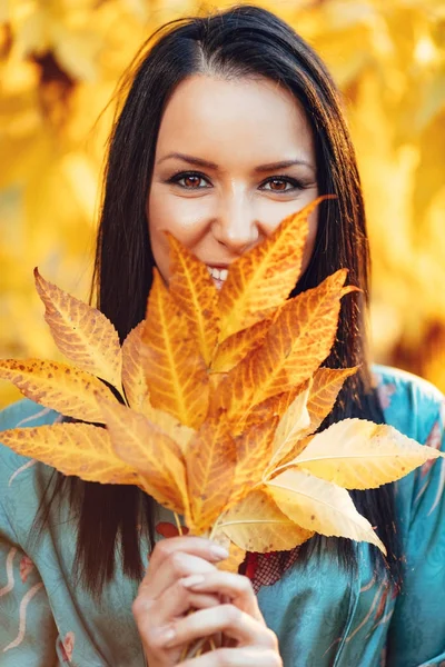 Woman posing In autumn park — Stock Photo, Image