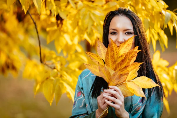 Mujer posando en el parque de otoño — Foto de Stock