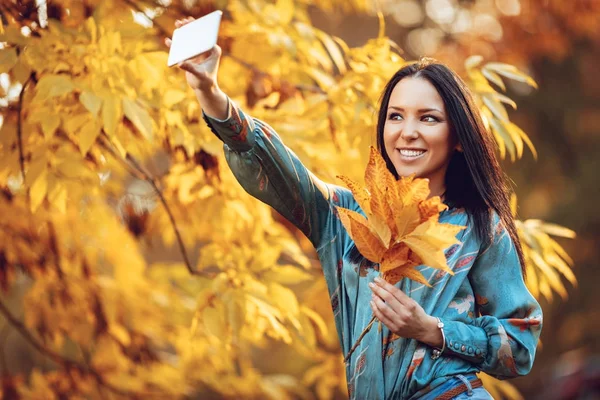 Mujer tomando selfie en el parque de otoño — Foto de Stock