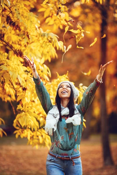 Mujer posando en el parque de otoño — Foto de Stock