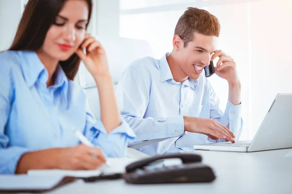 Zakenman en zakenvrouw aan het werk — Stockfoto