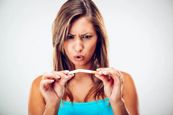 Mujer rompiendo cigarrillo —  Fotos de Stock