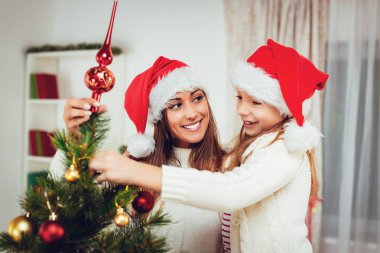 Noel ağacı süsleyen kız 