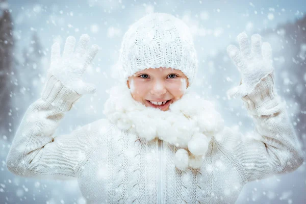 Κοπέλα φορώντας ρούχα χειμώνα — Φωτογραφία Αρχείου