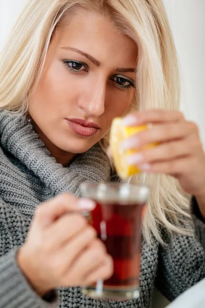 Beautiful girl squeezing lemon — Stock Photo, Image