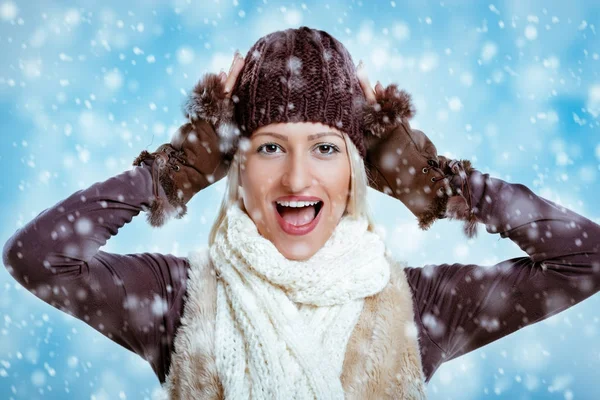 Young girl in winter clothes — Stock Photo, Image