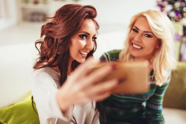 Ženy Přátelé Beru Selfie — Stock fotografie