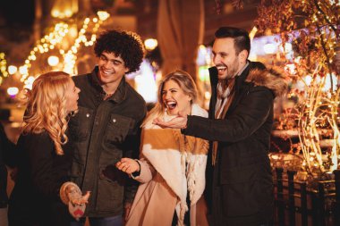 neşeli arkadaşlar eğlenmeye 