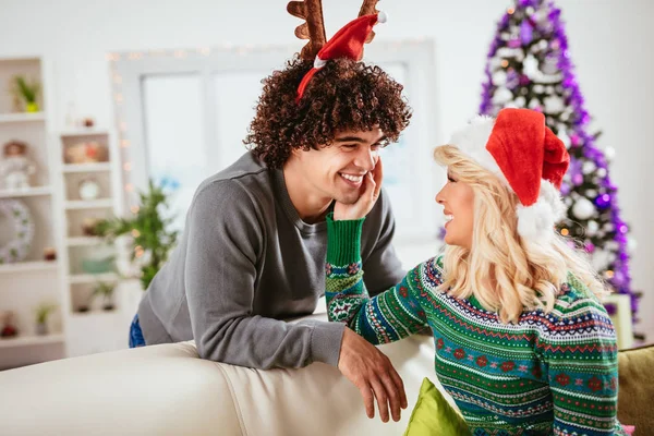 Verliefde paar in gezellige warme truien — Stockfoto