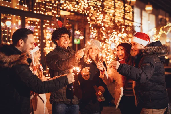Amigos celebrando la Navidad — Foto de Stock
