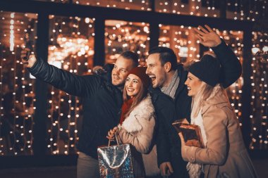 neşeli arkadaşlar eğlenmeye 