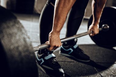 Adam halteri kaldırıyor. 