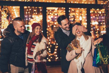 neşeli arkadaşlar eğlenmeye 