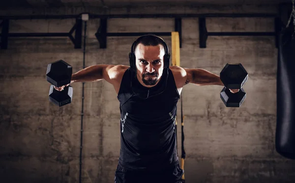 Homem fazendo exercício com halteres — Fotografia de Stock