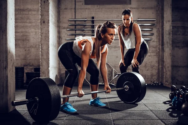 Donna che si allena in palestra — Foto Stock