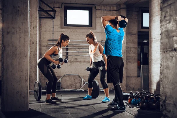 Fidanzate che esercitano con allenatore — Foto Stock