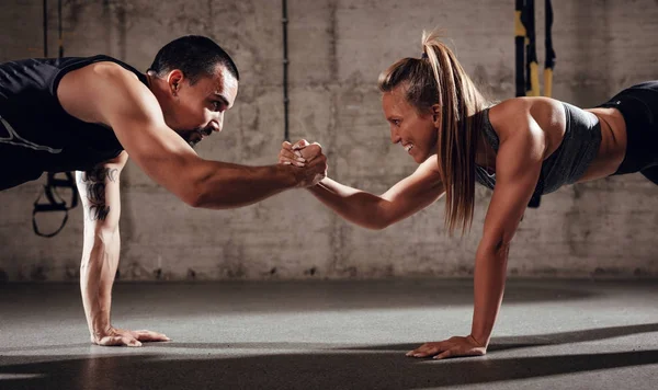 Couple doing strength exercise — Stock Photo, Image