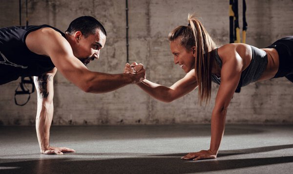 Couple doing strength exercise 