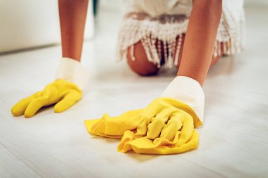 Bir erkek close-up Temizlik kat eller.