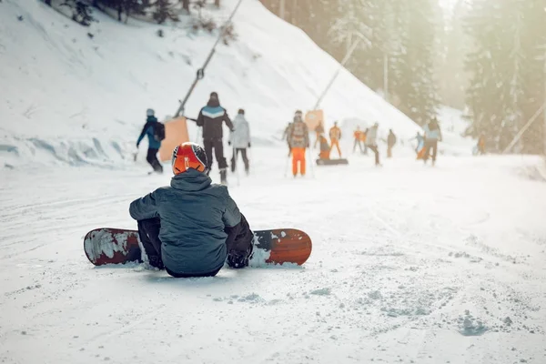 Jovem Com Snowboard Desfrutando Dia Ensolarado Inverno Nas Montanhas — Fotografia de Stock