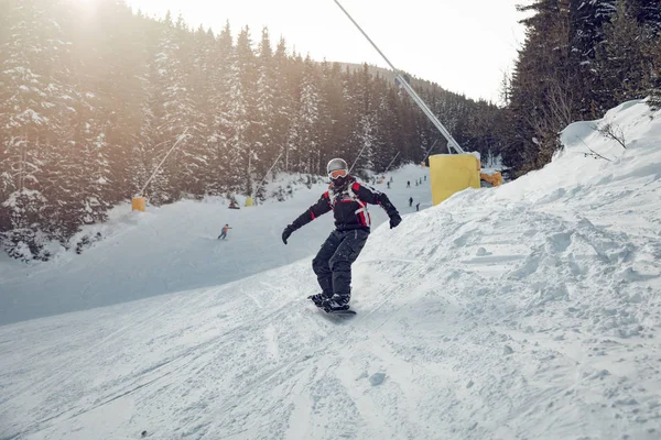 Νεαρός Άνδρας Βόλτες Snowboard Και Απολαμβάνοντας Μια Ηλιόλουστη Χειμωνιάτικη Ημέρα — Φωτογραφία Αρχείου