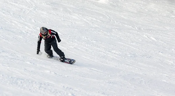 Jovem Monta Snowboard Desfrutando Dia Inverno Encostas Montanha — Fotografia de Stock