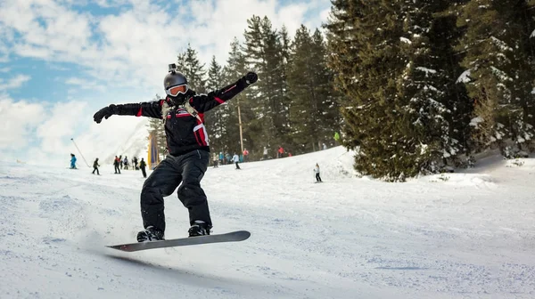 Snowboarder Salta Las Laderas Las Montañas Disfruta Soleado Día Invierno — Foto de Stock