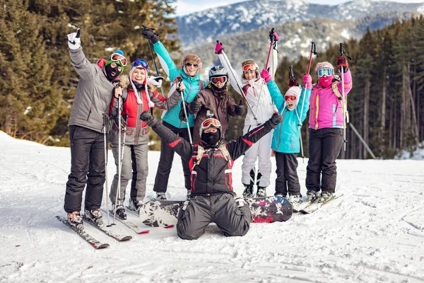 Grupo Amigos Alegres Posando Con Esquís Snowboardes Montaña Mirando Cámara — Foto de Stock