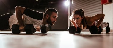 Push-up yapıyor genç kas çift ile etmek zor iş günü garajda egzersiz.
