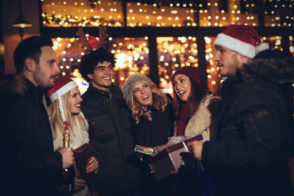 Trois Jeunes Couples Joyeux Amusent Fête Noël Plein Air Dans — Photo