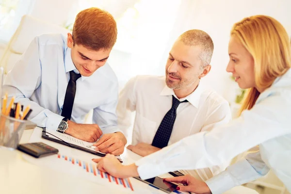 Empresários Têm Uma Reunião Três Empresários Olhando Para Documento Discutindo — Fotografia de Stock