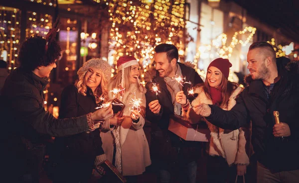 Trois Couples Avec Des Étincelles Profiter Noël Fête Plein Air — Photo