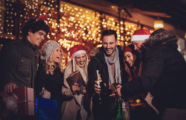 Trois Jeunes Couples Amusent Fête Noël Plein Air Dans Rue — Photo