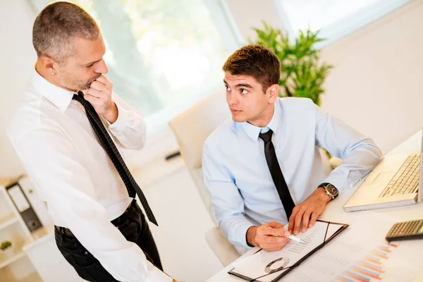 Due Uomini Affari Che Parlano Lavorano Ufficio — Foto Stock