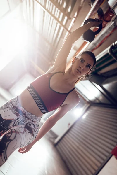 Jovem Mulher Muscular Pronto Para Exercício Com Kettlebell Cross Fit — Fotografia de Stock