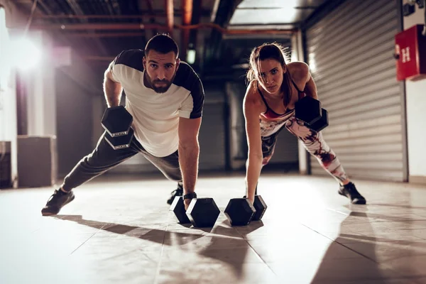 Joven Pareja Muscular Haciendo Ejercicio Fuerza Entrenamiento Cross Fit Garaje — Foto de Stock