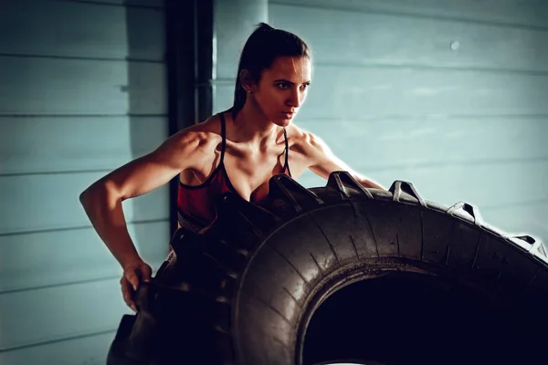 Junge Muskulöse Frau Dreht Beim Cross Fit Training Der Garage — Stockfoto